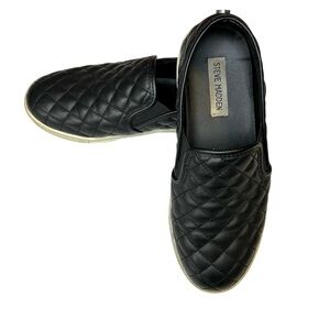 Steve‎ Madden Black Quilted Slip-On Shoes. Size 8.5